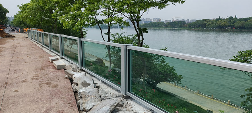 玻璃防洪墙图1xiugaiwan.jpg 玻璃防洪墙图1xiugaiwan.jpg