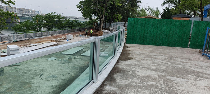 玻璃防洪墙现场图修改后图2.jpg 玻璃防洪墙现场图修改后图2.jpg
