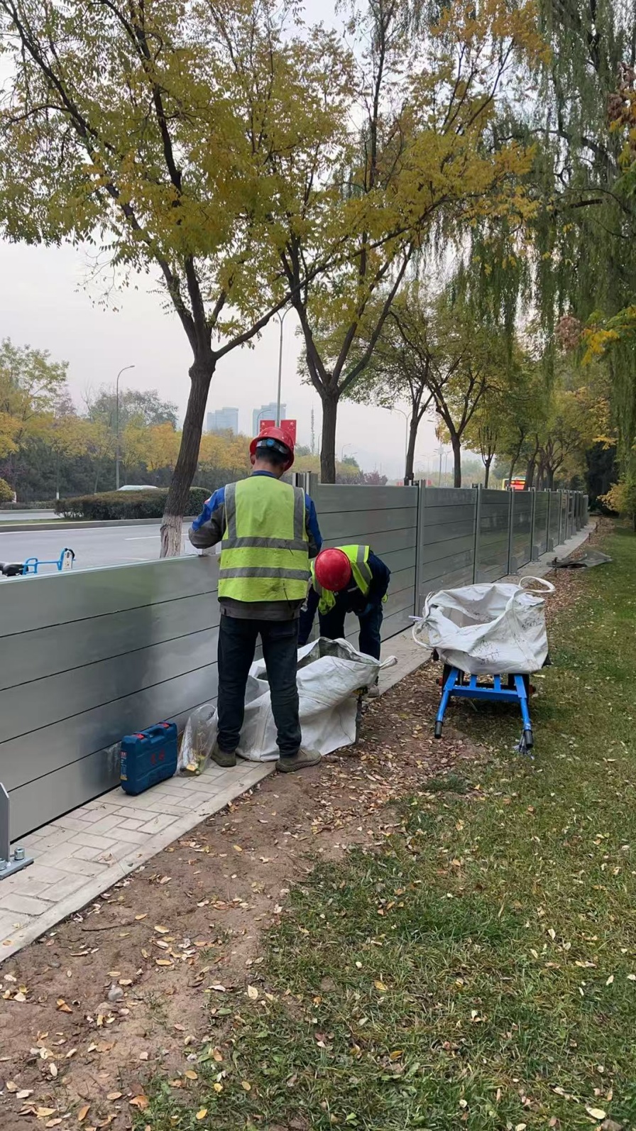 防汛黑科技上线！看轻量化铝合金防洪墙如何化身城市“变形金刚”